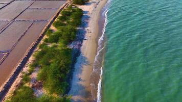 riva del mare - orbitante tiro di un' fuco video