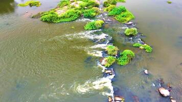 Fluss - - schließen oben - - umkreisen durch ein Drohne video