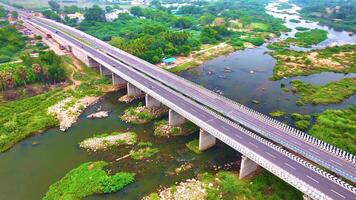 rivière et pont - en orbite coup par une drone video