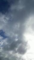 Alto ângulo Largo panorâmico Visão do chuva nuvens sobre Inglaterra video