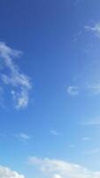 haute angle large panoramique vue de pluie des nuages plus de Angleterre video