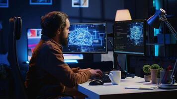 développeur mise à jour artificiel intelligence neural les réseaux, dactylographie sur ordinateur clavier et en buvant café. indépendant il expert l'écriture ai code, formation machine apprentissage, écoute la musique video