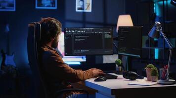 erfaren programmerare skrivning koda på dator skärm medan i kontor använder sig av java programmering språk. utvecklare arbetssätt på fixering databas fel medan arbetssätt från Hem, kamera en video