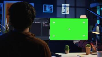 freiberuflich tätig Mann tun es Unterstützung Job von Wohnung persönlich Büro, Codierung auf isoliert Bildschirm Stk. Software Programmierer Schreiben Linien von Code auf Chroma Schlüssel Computer beim heim, Kamera b video
