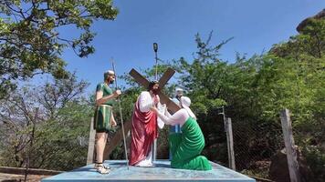 Jesus estátua - limpando do lágrimas - Aproximando tiro video