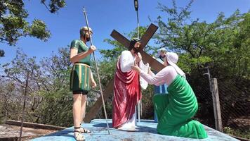 Jesús estatua - limpiando de lágrimas video