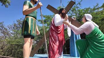 Jesús estatua - limpiando de lágrimas - hacia adelante Disparo video