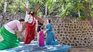 Jesus Statue - - trifft das traurig Frau - - nach links Schuss video