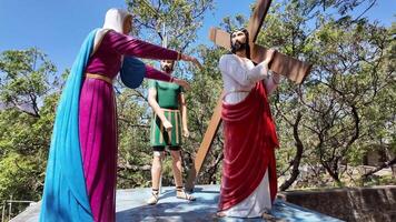 Jezus standbeeld - Jezus Holding de kruis - vooruit schot video
