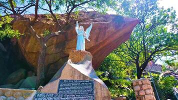 cloche Roche le long de avec une statue - vers la droite coup video