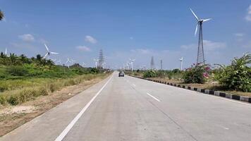 molinos de viento cerca un autopista - lento movimiento Disparo video