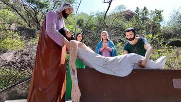 Jésus statue - Jésus est posé dans le tombeau - lent mouvement video