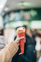 mujer mano participación fresa crepes popular postre panqueques en Japón foto