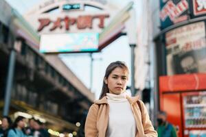 turista mujer visitar ameyoko mercado, un ocupado mercado calle situado en ueno. punto de referencia y popular para turista atracción y viaje destino en tokio, Japón y Asia concepto foto