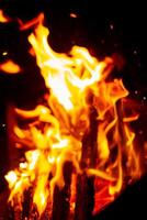 hoguera a noche. de madera registros son incendio. fuego foto