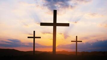 crucifixión de Jesús Cristo a amanecer - Tres cruces a puesta de sol. Tres cruces estar en un campo en un hermosa cielo con rayos y nubes Pascua de Resurrección foto