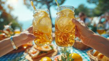 ai generado un picnic mesa, con amigos tintinamente masón tarro lentes lleno con limonada encima un a cuadros Manteles foto