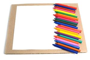 lápices de color forrado arriba aislado en blanco antecedentes. foto