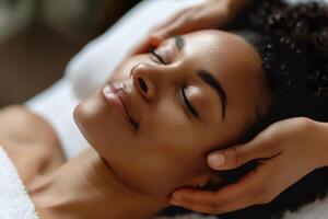 ai generado joven negro mujer disfrutando relajante facial masaje en un spa foto