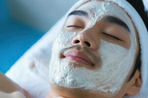 ai generado asiático hombre consiguiendo un facial máscara tratamiento en spa foto