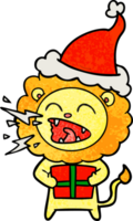 main tiré texturé dessin animé de une rugissement Lion avec cadeau portant Père Noël chapeau png