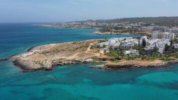 Cyprus kust met kliffen antenne visie video