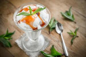 helado de vainilla con cobertura de fresa foto