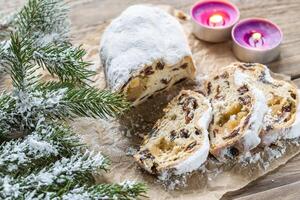 Stollen con Nevado abeto rama foto