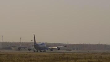Novosibirsk, russo federazione - ottobre 20, 2021. carico Jet boeing 747 di slm le compagnie aeree partenza a tolmachevo aeroporto. widebody assunzione spento. aereo nel controluce video