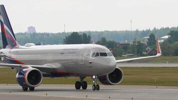 Moskou, Russisch federatie - juli 29, 2021. vliegtuig luchtbus a320, vp-bpm van aeroflot taxiën Bij sheremetyevo luchthaven, kant visie. concept luchtvaart video