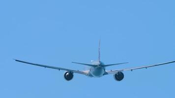 jato avião com a irreconhecível libré levando fora e escalando. avião dentro azul céu, traseiro Visão video