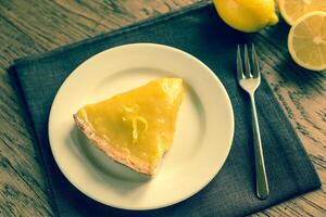 rebanada de limón tarta en el plato foto