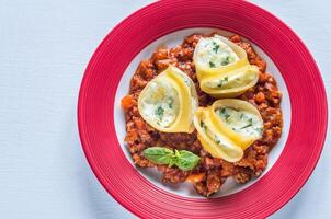 lumaconi relleno con ricotta con boloñesa salsa foto