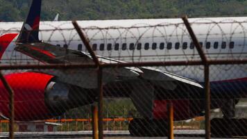 phuket, Tailandia - febrero 10, 2023. aeronave boeing 757, ra-73075 de azur aire en el pista a phuket aeropuerto. avión de línea tomar apagado. turismo viaje concepto video