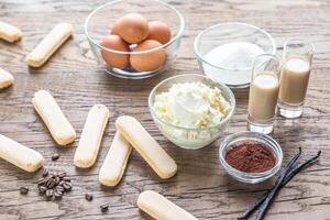 ingredientes para Tiramisu en el de madera antecedentes foto