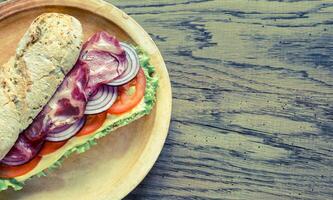 sándwich con jamón, queso y verduras frescas foto