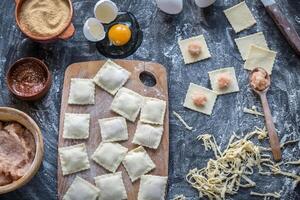 ingredientes para Cocinando Ravioles en el de madera tablero foto