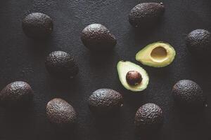 hass aguacates en el oscuro antecedentes foto