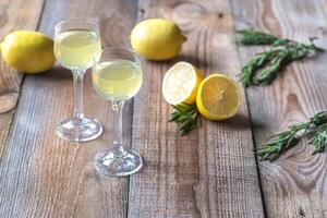 lentes de licor de limón italiano foto