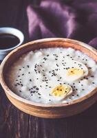 cuenco de congee - asiático arroz gachas de avena foto