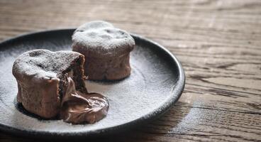 chocolate lava pasteles en el forma de corazón foto