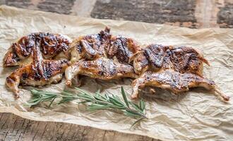 primer plano de codornices a la parrilla foto