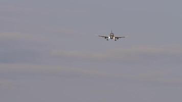 Passagier Flugzeug Landung, Vorderseite Sicht. Verkehrsflugzeug fliegend, ankommen. Flugzeug im das Himmel. Reise Konzept video