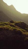 a Sol brilha através a montanhas em uma ensolarado dia video