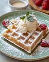 ai generado gofre con hielo crema en parte superior y bayas en un ligero verde plato foto