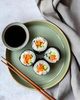ai generado futomaki Sushi en un verde plato con shoyuu en un pequeño bol, allí son dos palillos y un paño, el mesa usado es brillante cemento foto