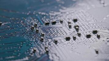 Computer elektronisch Schaltkreis Tafel mit radial Dirigent Spuren und smd Kondensatoren rotierend Makro video