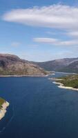 Vertikale Video von Blau See Antenne Aussicht