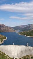 verticaal video van vilarinho das ovens dam. geres, Portugal antenne visie