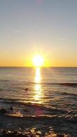 Vertikale Video von Strand beim golden Stunde Antenne Aussicht